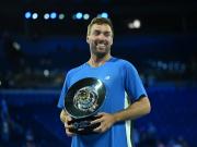 La increíble historia del tenista amateur que venció a Sinner y ganó un millón de dólares en la previa del Abierto de Australia