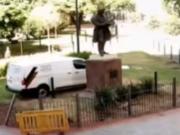 Impactante accidente en Recoleta: una camioneta perdió el control, traspasó una reja y se subió a una plazoleta