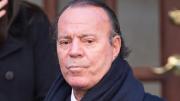Los escalofriantes audios de las exempleadas de Julio Iglesias que complican al artista: “Me apretaba los ”