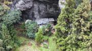 Desde hace 50 años vive solo en una cueva con agua y electricidad propia: “La ubicación es perfecta”