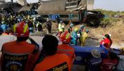 Tailandia: 32 fallecidos tras caer una grúa sobre un tren