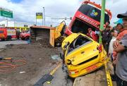 Accidente de tránsito deja una persona fallecida y 12 heridos