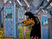 Verdades incómodas, pecados e intimidades sin filtro: así es Sapantza, el cementerio más feliz del mundo