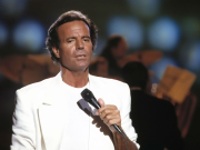 Julio Iglesias dice que “todo se va a aclarar ”y su entorno cercano niega los hechos