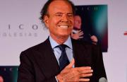 Julio Iglesias dice a Hola que todo se va a aclarar y su entorno cercano niega los hechos