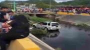 Camioneta cae a canal de drenaje en Puerto Cabello