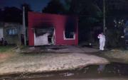 Terror en Los Hornos: una joven madre y sus dos pequeñas hijas murieron atrapados en el incendio de una casa provocado por un niño