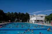 La UNLP lanzó su temporada de verano con colonia, pileta y cursos de natación en el Campo de Deportes