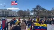 Venezolanos concentrados frente a la Casa Blanca a la espera de reunión entre Machado y Trump
