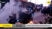 Cansados de los constantes asaltos, vecinos de El Agustino quemaron mototaxi usado por delincuentes