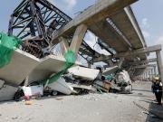 Otra tragedia con una grúa en Tailandia: dos muertos y un herido al derrumbarse mientras construían un puente en Bangkok