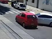 Un cartonero fue atropellado tras el choque de dos autos en Mataderos: se encuentra en grave estado