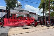Hinchas del Club Comercio realizaron un banderazo reclamando intervención institucional
