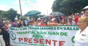 Trabajadores de salud acatan su tercer día de paro en Santa Cruz para exigir sueldos