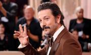 Actor y productor mexicano Diego Luna rechaza la agresión de EE.UU. contra Venezuela durante los Globos de Oro