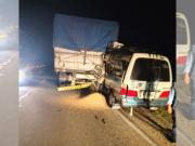 Aparatoso accidente: Minibús colisiona contra un tráiler cargado de soya