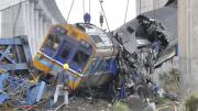 Una grúa cae sobre tren de pasajeros y deja 32 muertos
