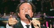 Exempleadas acusan a Julio Iglesias de trata de seres humanos y delitos sexuales