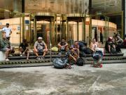 La gente que vive en la calle y la ley que pone obstáculos en la ayuda