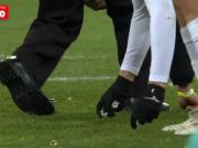 Los hicieron jugar un jueves y tiraron pelotas de goma a la cancha: la insólita protesta de los hinchas de Augsburgo en la Bundesliga