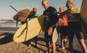 Un torneo único con todas las generaciones de surfistas esperando la luna llena