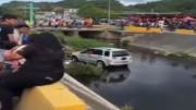 Tras perder el control, camioneta cae a canal de drenaje en Puerto Cabello (+Video)