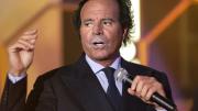 Julio Iglesias prepara su defensa tras ser acusado de abusos, dice que todo se va a aclarar