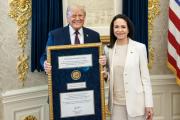 Fotografía revela el momento en que María Corina Machado entrega el Nobel a Donald Trump