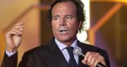 Julio Iglesias rompe su silencio y tacha de “absolutamente falsas” las acusaciones sexuales de exempleadas