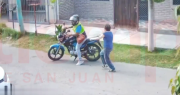 Video: así un motochorro le robó a una mujer en Rivadavia