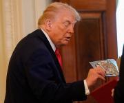 Trump pondría imponer aranceles a países que no apoyen su plan sobre Groenlandia