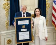 Sorpresivo gesto en la Casa Blanca: María Corina Machado le entregó su medalla del Nobel de la Paz a Donald Trump