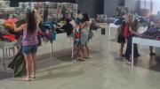 En Maipú, un novedoso emprendimiento vende por kilo ropa traída de Estados Unidos