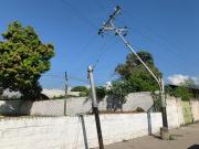 Poste a punto de colapsar frente a la UEN Alfredo Emilio Berroterán Salazar