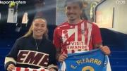 El intercambio de camisetas de José María Giménez y la excampeona con Nacional, Esperanza Pizarro, quien juega en Deportivo La Coruña; mirá el video