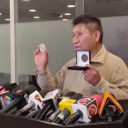 Mamami Mamani presenta la moneda Illa del Bicentenario para la Alasita