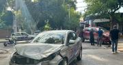 Choque en Capital: un auto cruzó en rojo y terminó impactando contra una camioneta