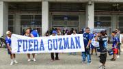 Hinchas de Emelec protestan en el Capwell y exigen la renuncia de Jorge Guzmán