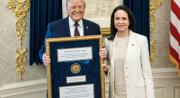 María Corina Machado entrega a Donald Trump la medalla del Nobel de la Paz como símbolo de gratitud