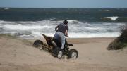Otro episodio grave con cuatriciclos en playas bonaerenses: una mujer en grave estado