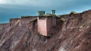 El búnker antinuclear que está a punto de caer al vacío por la erosión del mar
