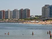 Punta del Este: un argentino fue internado tras sufrir el violento golpe de una ola
