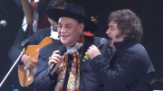 Inédito: Javier Milei subió al escenario con el Chaqueño Palavecino y cantó ante una multitud