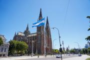 La envidia de Plaza de Mayo: en La Plata, repusieron la bandera que dañó la tormenta en menos de 24 horas