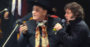 Javier Milei se subió al escenario de Jesús María, cantó con el Chaqueño Palavecino y fue ovacionado