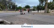 Dos menores conducían una moto, chocaron con un auto y terminaron en el hospital