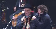 Milei sorprendió en Jesús María: se subió al escenario y cantó “Amor Salvaje” con el Chaqueño