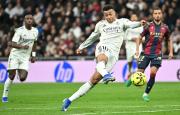 El Real Madrid vence al Levante en un partido marcado por los silbidos en el Bernabéu