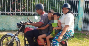 Padres e hijos se desplazaban en moto por una avenida de Lagunillas