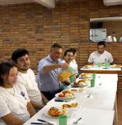 El intendente Albisu /Compartió un almuerzo con funcionarios de los comedores municipales